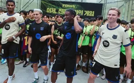 فليك يتسوق مع نجوم برشلونة.. من اشترى قميص ميسي ولماذا ابتعدوا عن رونالدو؟