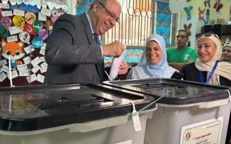 وزير الطيران المدني يشارك في انتخابات مجلس الشيوخ ويُدلي بصوته بلجنة الاقتراع