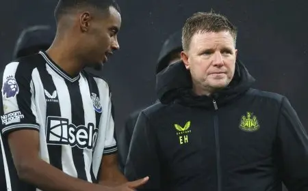إيزاك ينضم لتدريبات نيوكاسل ويعقد محادثات مع “هاو”