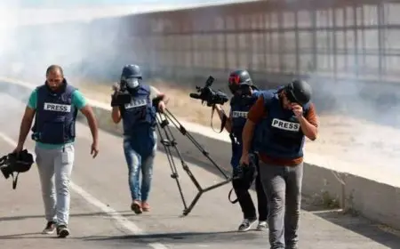 اعتداء الاحتلال على صحفيين يؤدي إلى اندلاع حريق كارثي شمال القدس