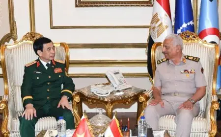الفريق أول عبد المجيد صقر يستعرض آفاق التعاون العسكري مع وزير دفاع فيتنام