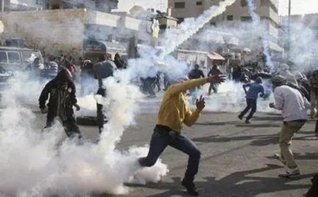 عشرات الفلسطينيين يصابون في اعتداء إسرائيلي غرب الخليل واستشهاد لبناني نتيجة الغارة