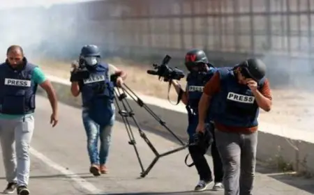 الاحتلال يعتدى على صحفيين ويتسبب في اندلاع حريق شمال القدس