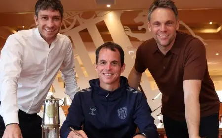 سندرلاند يمنح مدربه مكافأة على التأهل إلى الدوري الممتاز بعقد حتى عام 2028