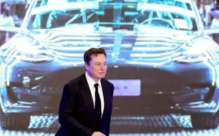 مساهمو «تسلا» يرفعون دعوى ضد إيلون ماسك بتهمة الاحتيال بسبب قيادة «الروبوتاكسي»