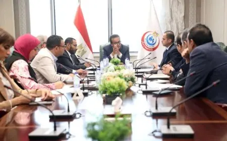 وزير الصحة يجتمع لمراقبة ضمان توافر مخزون كافٍ من الأدوية