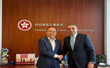 القنصل العام المصري يعقد لقاءً مهمًا مع وزير الخدمات المالية والخزانة في هونج كونج