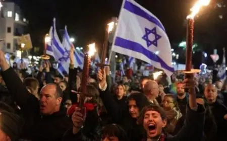 احتجاجات ضخمة تشهدها البلاد لآلاف المتظاهرين يطالبون نتنياهو بإنهاء الحرب في غزة