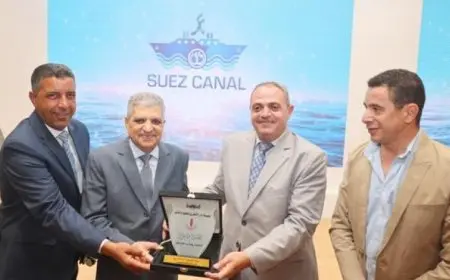 رئيس هيئة قناة السويس ينضم إلى أوائل الطلاب المتفوقين في الثانوية العامة