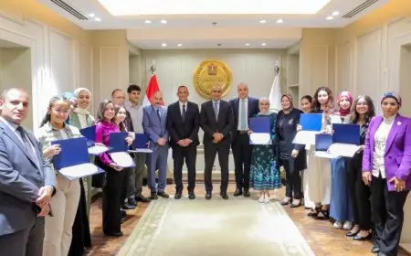 وزير التربية والتعليم يحتفي بأوائل مدارس النيل المصرية الدولية ويكرم المتميزين