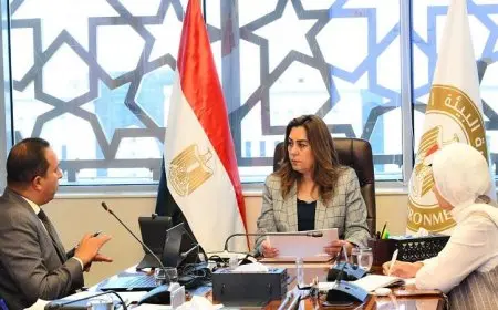 منال عوض تدعو لتعزيز جهود حماية البيئة بمصرف المحيط في المنيا