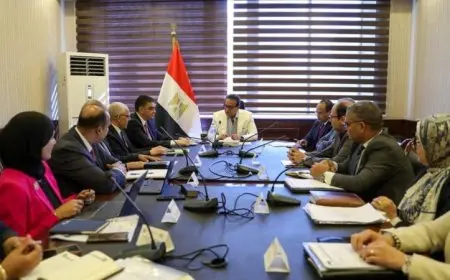 وزير الصحة يناقش تعزيز صناعة مشتقات البلازما وتطوير الصناعات الدوائية المتخصصة في البلاد