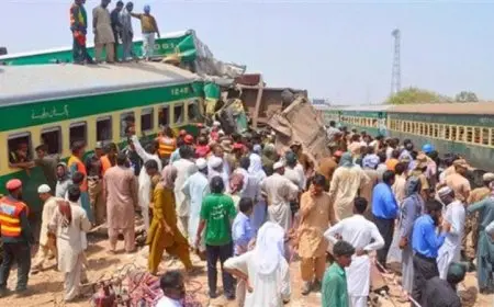 مصرع شخص وإصابة 24 في حادث انحراف قطار شرق باكستان
