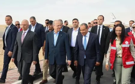 وزير الخارجية ورئيس وزراء فلسطين يستكشفان ميناء رفح البري من الجانب المصري