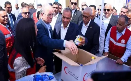 وزيرا التضامن والخارجية يرافقان رئيس وزراء فلسطين في زيارة لمركز الهلال الأحمر