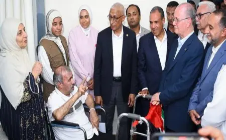 وزير الخارجية ورئيس الوزراء الفلسطيني يتفقدان جرحى فلسطين في مستشفى العريش