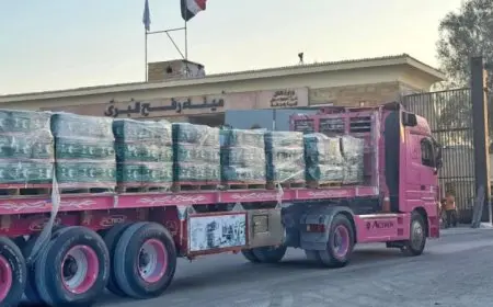 تدفق 135 شاحنة مساعدات إنسانية إلى الفلسطينيين في قطاع غزة