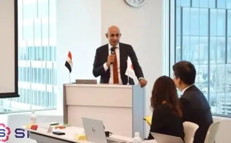 وزير التعليم يستلم النسخة الأولى من كتاب الرياضيات الجديد للصف الأول الابتدائي