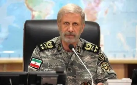 القائد العام للجيش الإيراني يعلن عن رد قوي على أي هجوم عسكري محتمل