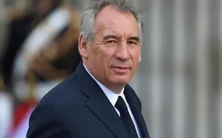 رئيس وزراء فرنسا يحذر من خطر الفوضى السياسية في حال سقوط حكومته