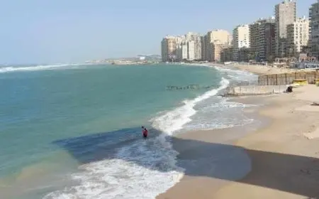 إعادة فتح شواطئ الإسكندرية الأربعاء مع حظر النزول إلى المياه بشكل نهائي