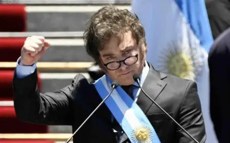 الرئيس الأرجنتيني ينجو من هجوم المتظاهرين بالحجارة والزجاجات ويتلقى دعم الشعب