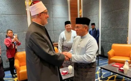 مفتي الجمهورية يعزز التعاون مع وزير الشؤون الدينية الماليزي لتعزيز الروابط الدينية