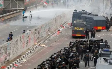 موت 3 أشخاص في حريق أثناء احتجاجات إندونيسية مشتعلة