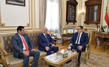 رئيس جامعة القاهرة يناقش تعزيز دعم الطلاب العراقيين في الجامعة