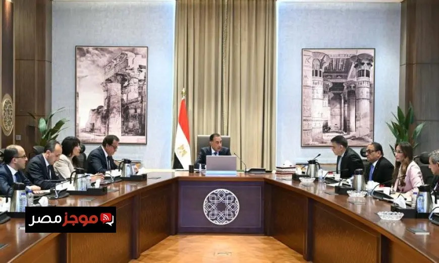 رئيس الوزراء يستعرض جاهزية الأدوية والمستلزمات الطبية في البلاد