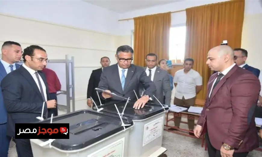 وزير التموين يشارك في انتخابات مجلس الشيوخ ويدلي بصوته في لجنة التجمع