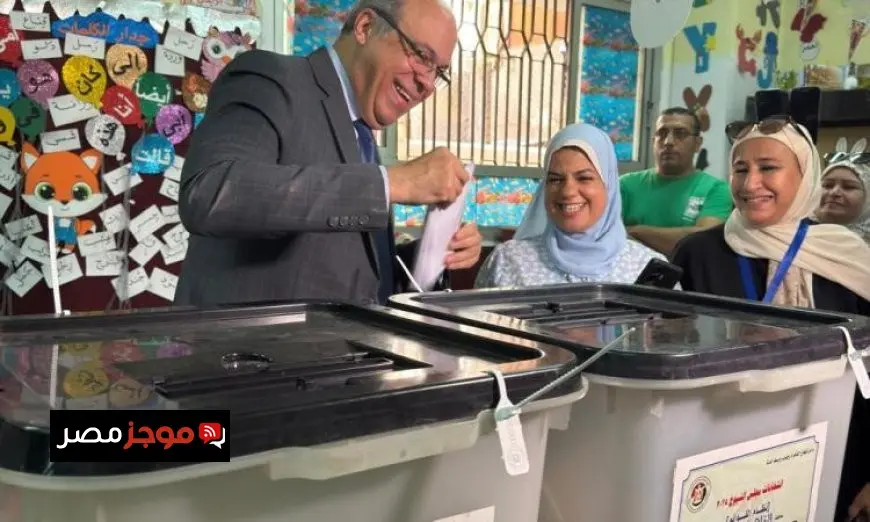 وزير الطيران المدني يشارك في انتخابات مجلس الشيوخ ويُدلي بصوته بلجنة الاقتراع