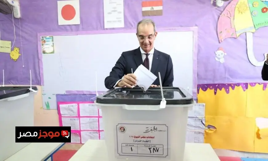 وزير الاتصالات يدلي بصوته في انتخابات الشيوخ ويشجع المواطنين على المشاركة الفعالة