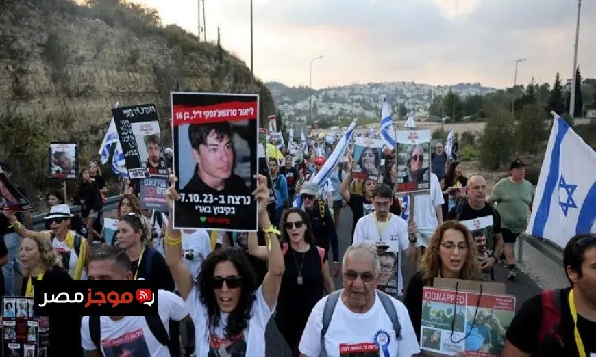 زعيم المعارضة الإسرائيلية يساند دعوة عائلات الرهائن للإضراب يوم الأحد القادم