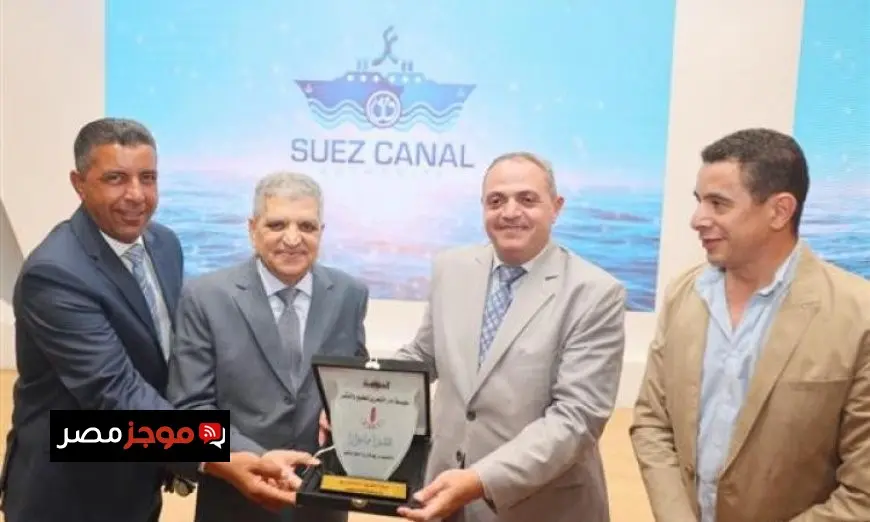 رئيس هيئة قناة السويس ينضم إلى أوائل الطلاب المتفوقين في الثانوية العامة