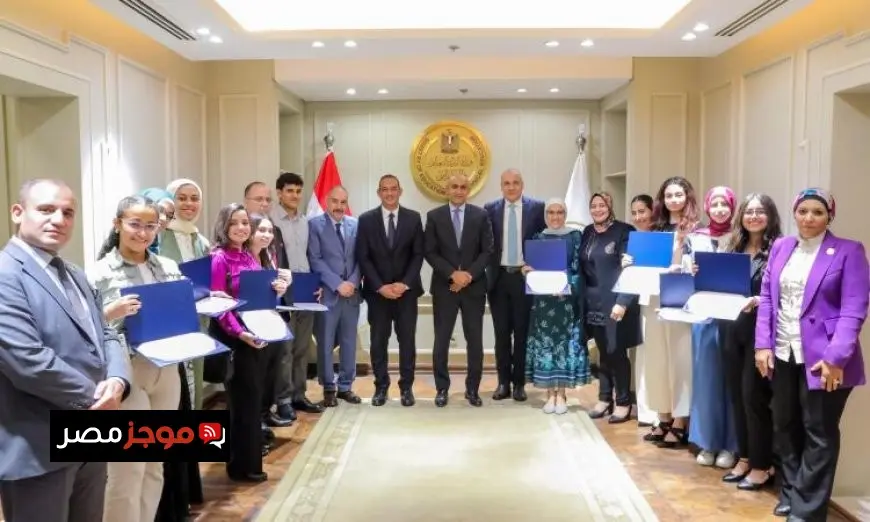 وزير التربية والتعليم يحتفي بأوائل مدارس النيل المصرية الدولية ويكرم المتميزين