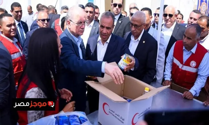 وزيرا التضامن والخارجية يرافقان رئيس وزراء فلسطين في زيارة لمركز الهلال الأحمر