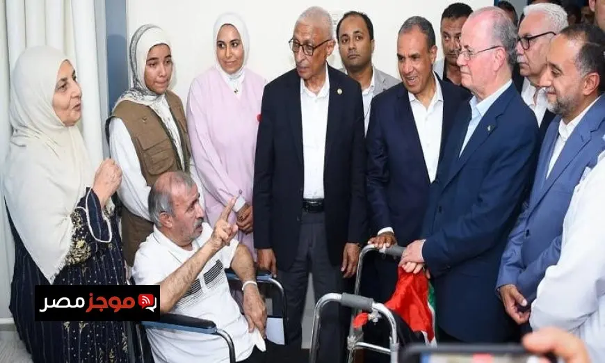 وزير الخارجية ورئيس الوزراء الفلسطيني يتفقدان جرحى فلسطين في مستشفى العريش