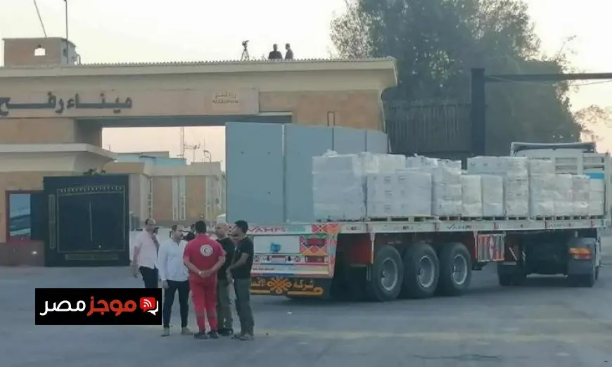 عبور 20 شاحنة إماراتية عبر كرم أبو سالم نحو غزة بالتنسيق مع مصر