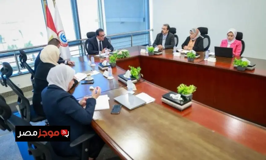 وزير الصحة يستعرض آخر مستجدات تكليف أعضاء المهن الصحية ويبحث استراتيجيات توزيعهم