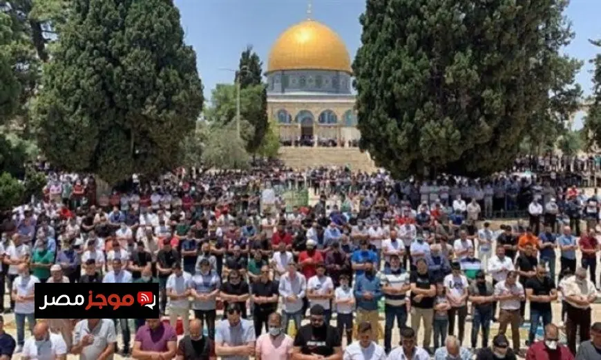 تجمع عشرات الآلاف من الفلسطينيين لأداء صلاة الجمعة في المسجد الأقصى