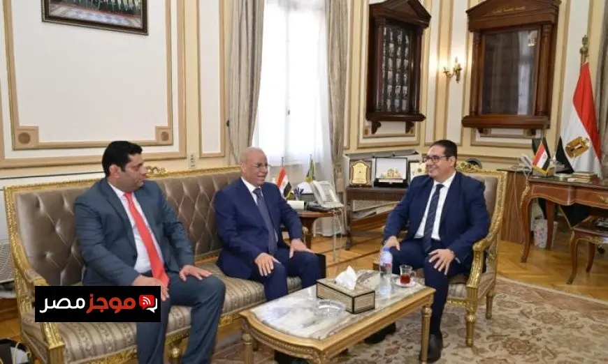 رئيس جامعة القاهرة يناقش تعزيز دعم الطلاب العراقيين في الجامعة