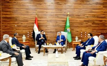 اجتماع وزير الإسكان مع محافظ الإسماعيلية لبحث مشاريع العمل المشتركة