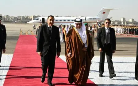 رئيس الوزراء يرحب بولي عهد مملكة البحرين في مطار القاهرة الدولي وسط استقبال رسمي مميز