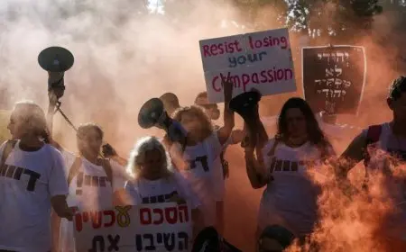 مظاهرات إسرائيلية تشعل النار قرب منزل نتنياهو للمطالبة بصفقة فورية في غزة