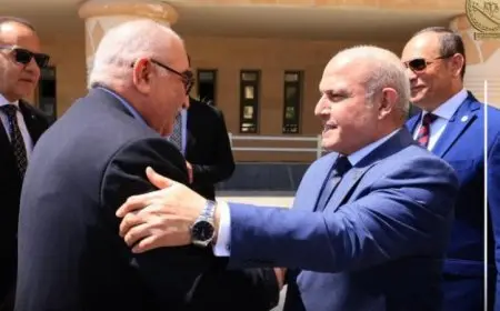 رئيس قضايا الدولة يهنئ رئيس النيابة الإدارية ويقدم له كتاب صفحات من نور