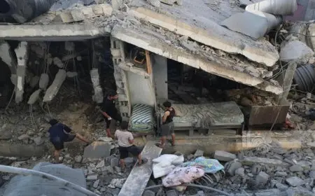 استشهاد 10 فلسطينيين وإصابة العشرات في قصف إسرائيلي مدمر على مدينة غزة