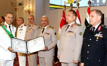 الفريق أول عبدالمجيد صقر يحتفل بقادة القوات المسلحة المخلصين في تكريم خاص