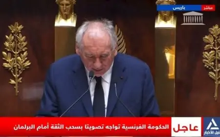 رئيس وزراء فرنسا يؤكد استمرار خطر المديونية حتى بعد سقوط الحكومة