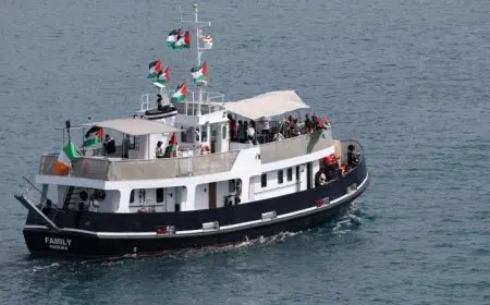 قارب ثانٍ في أسطول متجه إلى غزة يتعرض لضربة من مسيرة